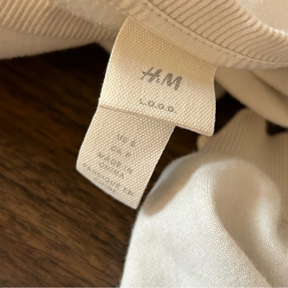 H&M Cream Crewneck Sweater with Red 'HAPPY' Print Size S - Picture 5 of 10